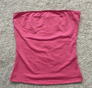 Rosa tube top - Söt rosa tube top i storlek Xs som passar i alla sammanhang och är perfekt för sommarn. 