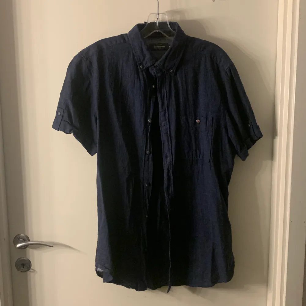 Använt den få gånger, felfri och ser ny ut, en fräsch kortärmad skjorta från Dressmann men tyvärr liten på mig, köparen står för frakt 😃. Skjortor.