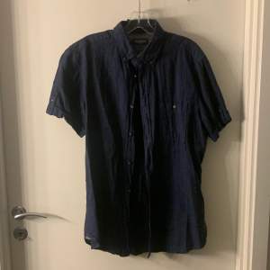 Använt den få gånger, felfri och ser ny ut, en fräsch kortärmad skjorta från Dressmann men tyvärr liten på mig, köparen står för frakt 😃