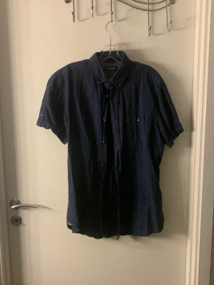 Dressmann kortärmad skjorta  - Använt den få gånger, felfri och ser ny ut, en fräsch kortärmad skjorta från Dressmann men tyvärr liten på mig, köparen står för frakt 😃