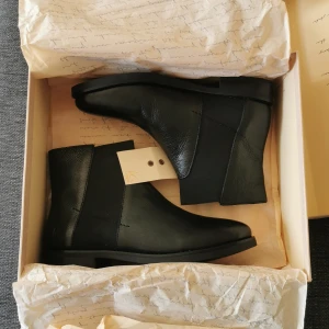 Nya Stövletter/ ankel boots fr K.Cobler storlek 36 - Helt nya med lappar och kartong. Snygga stövletter feån märket K.Cobler köpta på Scorett, storlek 36. Äkta skinn. 