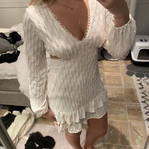 Vit klänning (student?) - Populär klänning från Cider Helt ny med lapparn kvar, endast testad.  Storlek XL men väldigt liten i storlek. Jag (på bilden) är normalt en M/L.   