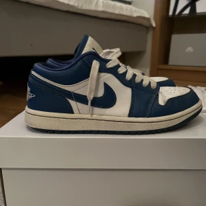 Jordan 1 low Marina blue  - Skicket är 8/10 inte större skador eller defekter. Skorna är köpa på sneakers and stuff i Stockholm. Priset kan diskuteras, tveka inte på att ställa några frågor 