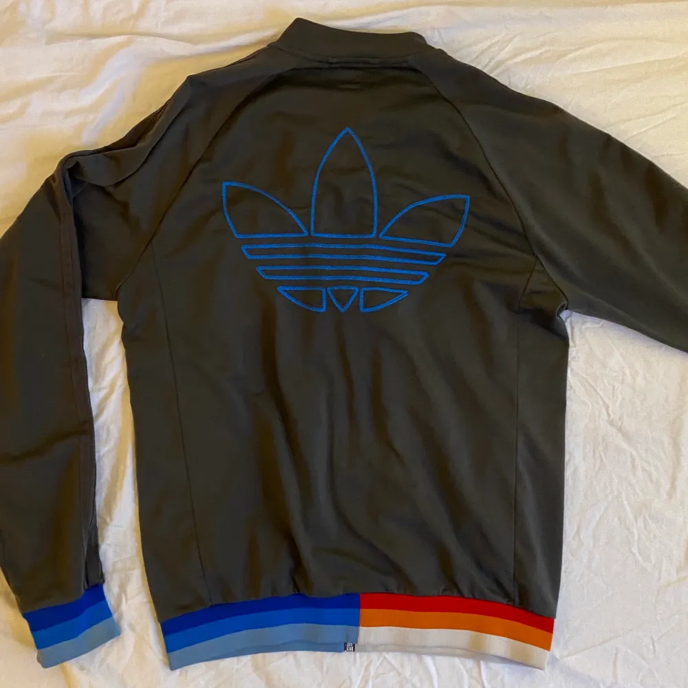 En färgglad adidas sweatshirt jacka med knappar, Köpt på second hand och har några tecken på använding, men är fortfarande fett snygg t sommaren. Hoodies.