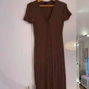 Maxiklänning med knäppning - Världens skönaste klänning, slit där nere. 