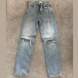 Jeans från Gina, som nya, säljer för jag inte gillar modellen på mig❤️ (väcken man ser på benen är för att dem legat vikta i garderob)