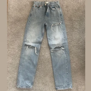 Jeans  - Jeans från Gina, som nya, säljer för jag inte gillar modellen på mig❤️ (väcken man ser på benen är för att dem legat vikta i garderob)