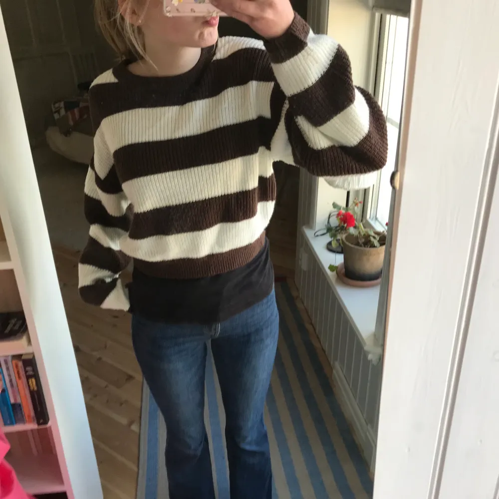 Randig tröja i storleken S med märket h&m💞 rätt fint skick då den inte är använd så mycket🫶 vit/brun randig🤎🤍. Neuleet.