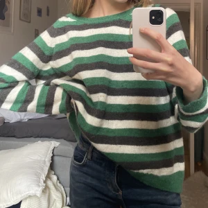 Stickad tröja - Randig stickad tröja från Minimum som jag köpte på Sellpy. Sparsamt använd av mig, i fint skick. Storlek xl, men sitter mer som en M skulle jag säga.