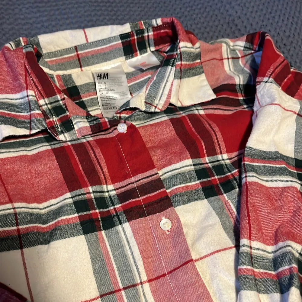 En rödrutig pyjamas tröja från hm i strlek S. Är oversize så passar även folk i storlek M, bra skick.. Tröjor & Koftor.