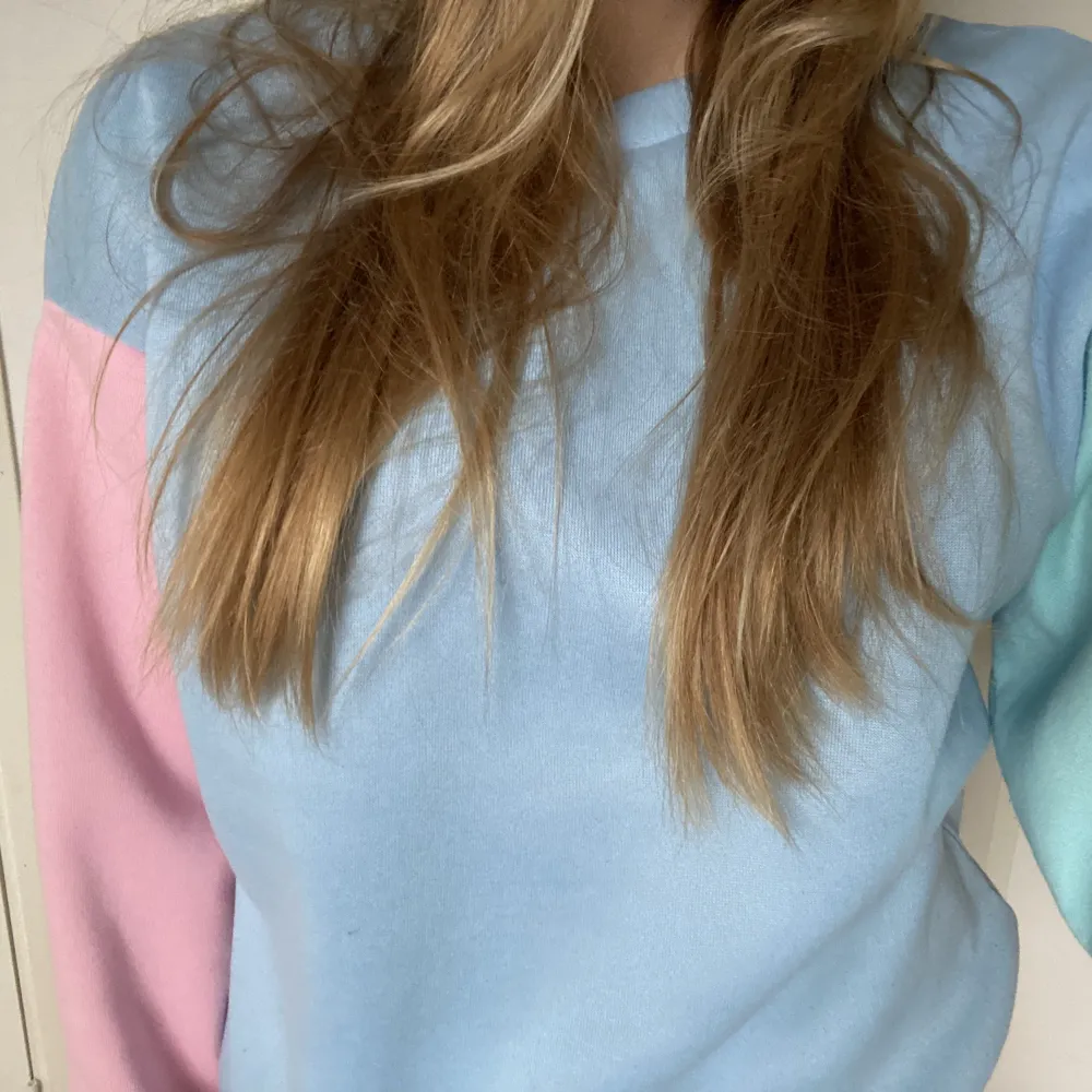 En färgglad sweatshirt med rosa och turkos ärmar, andvänd typ 2gånger . Tröjor & Koftor.