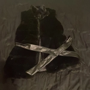 Päls väst  - Inte äkta päls är knappt använd 