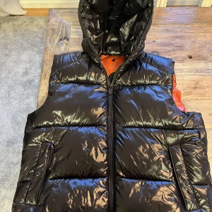 Save the duck väst  - En fin väst från Save the duck väst som tyvärr inte kommit till användning du den är lite kort för mig men orginal pris 1500 på season i Jönköping.