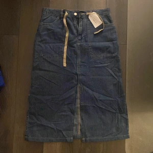 Jeans kjol  - Jeans kjol i storlek S. Köpt från beyond retro men har inte kommit till användning. 
