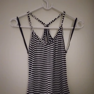Randigt svart / vit linne / topp. Strlk: XS. Viskos. Helt NY & OANVÄND. - Randigt svart / vit linne / topp. Strlk: XS. Viskos. Felfri.