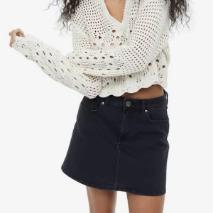 Svart mini jeanskjol - Säljer denna då den tyvärr aldrig kommit till användning <3 Köpt för ca 2 år sen 