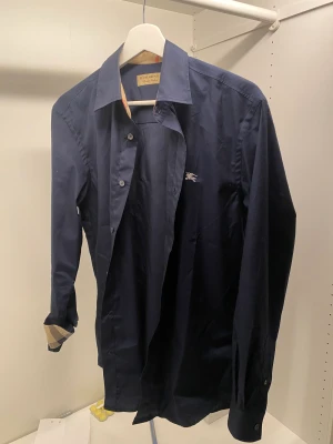 Burberry skjorta  - Storlek XS (Sitter som S) Allt og (kvitto, tags och extra knapp) Skick 9/10 (Använd 2 gånger)