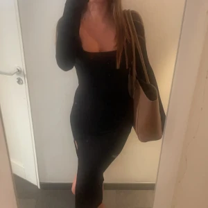 Svart klänning med slits - Säljer denna svarta klänning från NA-KD då jag inte får nån användning av den🥰