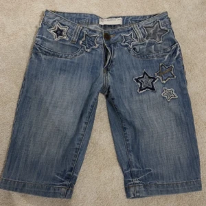 jeansshorts  - En av mina favorit plagg från förra sommaren har tuvärr blivit för små. Supercoola och i bra skick 💗lågmidjade! 