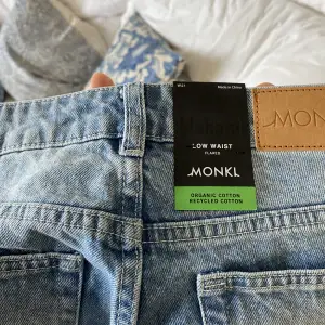 Säljer dessa för jeans då de var för små för mig och för att de var krångliga att returnera.  Orginalpris:500kr