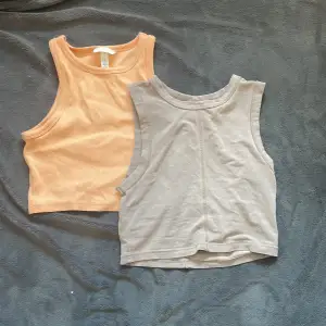 Två magtröjor i liknande modell från hm. Köp en för 70 och två för 110. Den bruna är i XS och den orangea i S. 