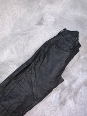 Fake skinn byxor - Det är fake skinn!! Säljer dessa byxor från only då jag inte använder dem längre☺️