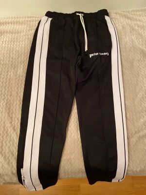 Palm Angels byxor  - Nästan oanvänd Palm Angels byxor  Storlek M Etiketten borde finnas hemma  Kan även tänka mig att sälja tröjan vid intresse 
