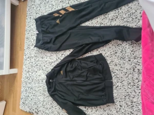 Adidas set - Hej säljer min adidas set i perfekt skick Låg på ungefär 1000kr ny pris