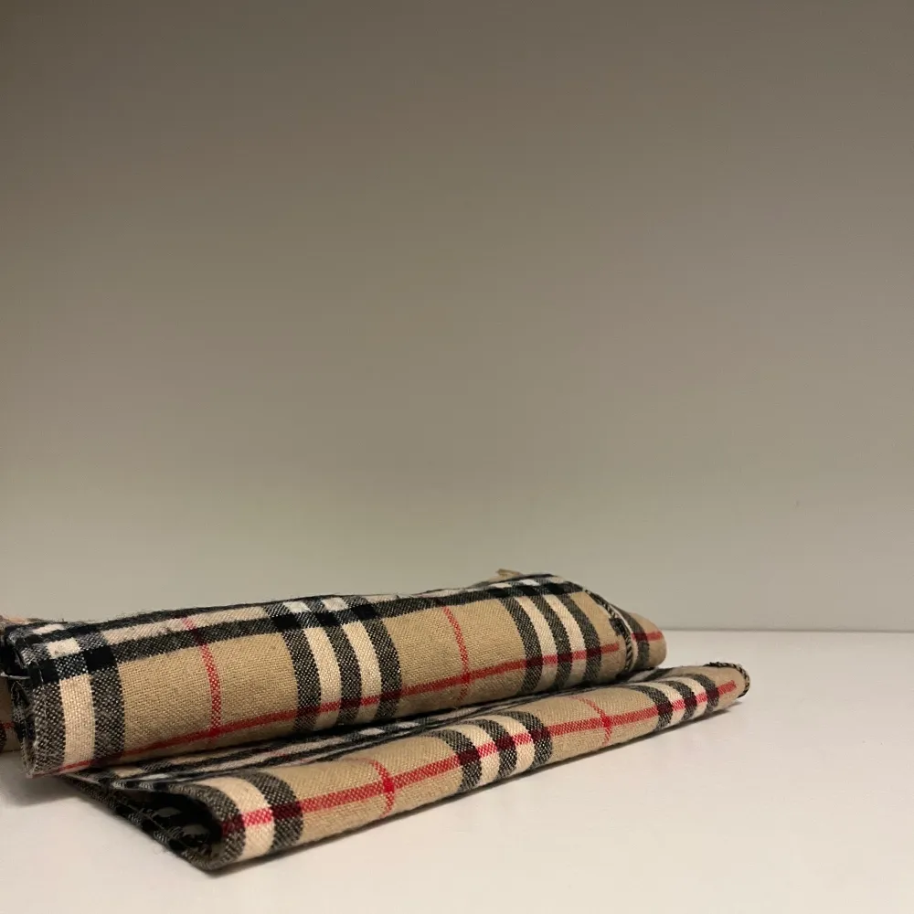 Burberry scarf i fint skick, 8,5/10 köpt för länge sen så kvitto finns tyvärr inte så därför priset! Ny pris 5000kr. Accessoarer.