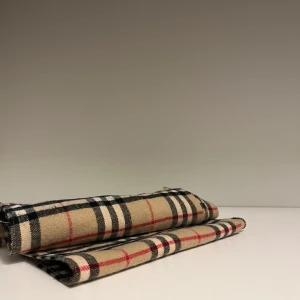 Burberry scarf  - Burberry scarf i fint skick, 8,5/10 köpt för länge sen så kvitto finns tyvärr inte så därför priset! Ny pris 5000kr
