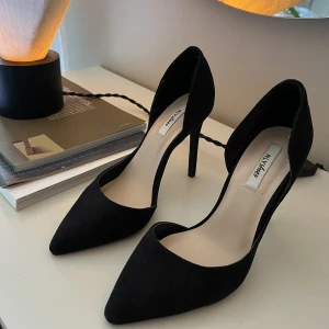 Klack med spetstå - Älskar dessa klackar med spetstå, dock för små för mig! Bra skick💌🍸