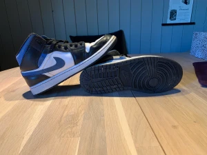 Jordan 1 mid racer blue  - Säljer mina Jordan 1 mid racer blue🔥 Storlek 43 och i använt skick. Heeldrag, hål i hälen/i skon o lossnat där fram. som man kan se på bilderna. Om du har frågor så skriv. OBS!! Kolla profil info.  Skickar privat eller via plick. 