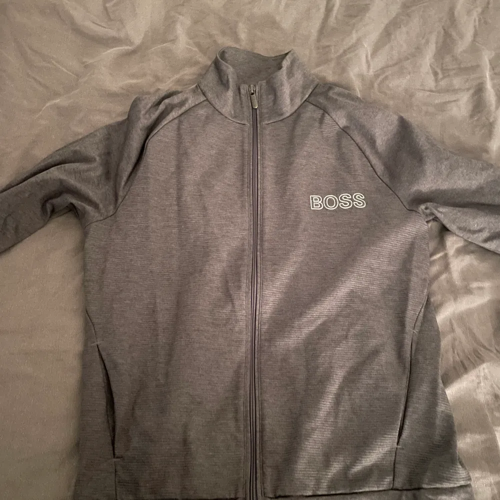 Hugo boss zip hoodie grå storlek S gamla modell. Använder ej längre då jag växt ur den. Bra skick.. Tröjor & Koftor.