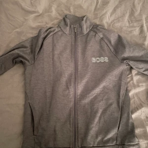 Hugo boss zip hoodie - Hugo boss zip hoodie grå storlek S gamla modell. Använder ej längre då jag växt ur den. Bra skick.