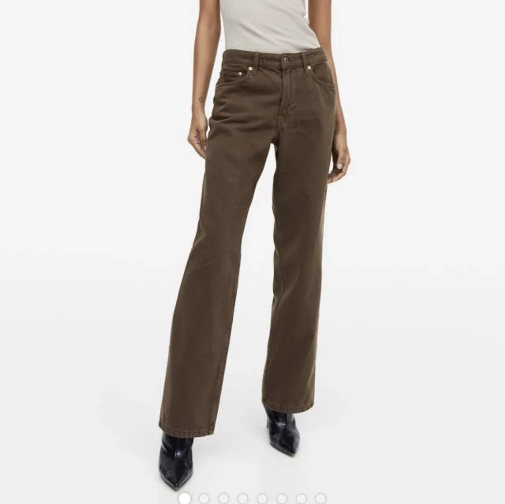 Säljer dessa bruna jeans från H&M. Modellen heter ’Baggy lowwaist’. Använda typ 2 gånger, tar bara plats nu. Jag är ca 160☺️nypris 300. Jeans & Byxor.