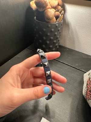 Valentino armband - Så fint mörkblått valentino armband. Använt sparsamt. Hör av er vid frågor. Köpt för 2945kr❤️