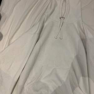 En vanlig vit hoodie 🫶 Säljer då jag inte gillar den längre. Den är välanvänd och är lite nopprig.