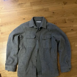 Zara overshirt - Hej! Säljer nu min zara overshirt i storlek L. Passar mig som oftast har M. Köpt för 600 kr, kom PM för bud!