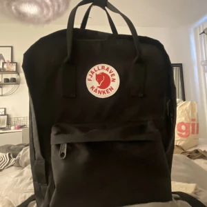 ryggsäck - En fin ryggsäck som jag tidigare har köpt här på Plick! Den har aldrig använts av mig men 1-2 gånger av den förra ägaren🫶🏽 jag köpte den för 300kr!