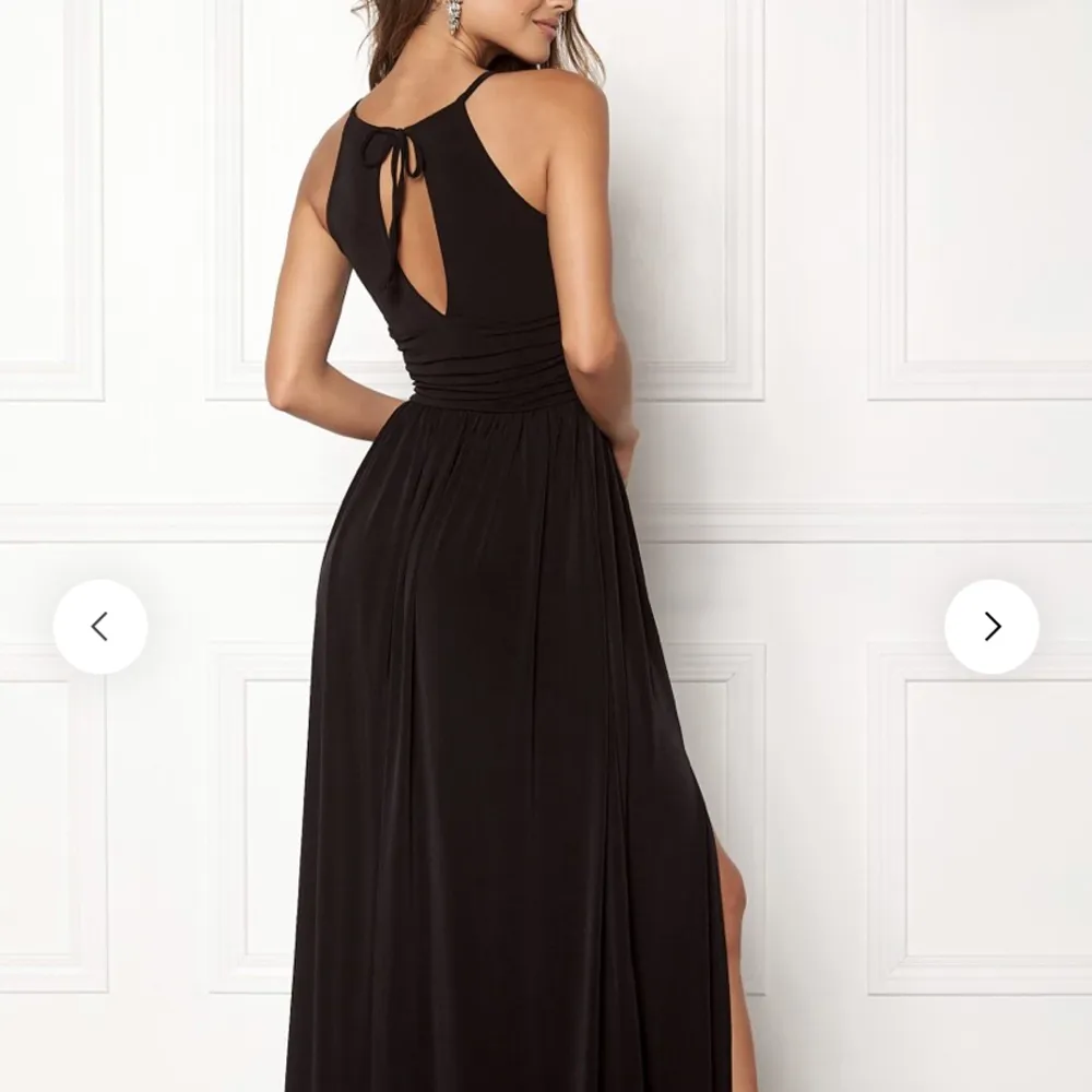 Säljer denna lång klänning från märket  CHIARA FORTHI från bubbelroom. Använd en gång och därmed som ny. Storlek S, nypris 599kr och slutsåld på hemsidan. . Klänningar.