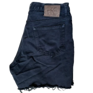 Calvin Klein shorts - Denim shorts från Calvin Klein. Sparsamt använda. Passar allt från str S till L beroende på önskad passform!