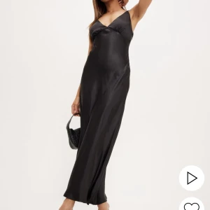 Svart lång satinklänning - Superfin bal/ aftonklänning från Nelly Storlek L men väldigt liten i storleken Ordinarie pris 599kr Aldrig använd  