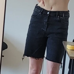 😊Svarta Jeans Shorts👖Från H&M!! - Jeans Shorts💋 Super snygg o bra för sommaren🥰 Väldigt luftiga! Fick dom nyköpta av mamma och de har bara legat i min garderob sen dess🙂👍🏻 Har fyra knappar istället för dragkedja💖