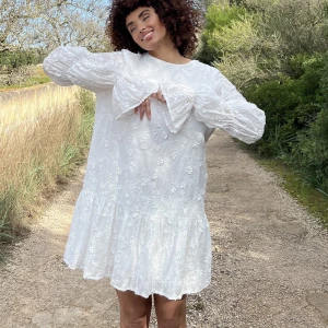 slutsåld klänning från nakd - superfin studentklänning ifrån nakd😍 strl 40 men bör passa båda 38 och 42 då den är löst sittande😍