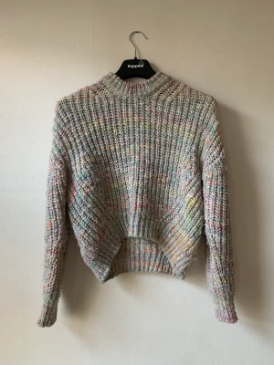 Acne studios tröja - Säljer denna fantastiska tröja från Acne Studios! Köpt från Acne archive i Köpenhamn våren 2022. Har en väldigt vidd, cropped passform men passar mig som är 180.  Längd: 55cm Är i god skick, lite nopprig. Pris kan diskuteras, skicka ett meddelande!