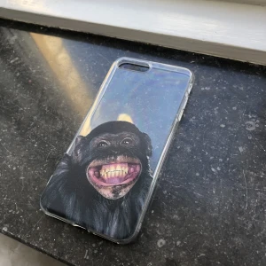Roligt mobilskal  - Mobilskal iPhone 7/8 plus. Aldrig använt. 