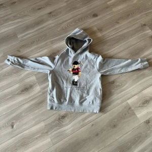 Polo bear ralph lauren hopdie - Hej, jag säljer nu min polo ralph lauren hoodie. Den är i rätt så bra skick. Bandet mellan fickorna har gått av men det fyller ingen funktion. Storleken är i 150 till 161 barnstorlek. Nypris är 1100kr. 