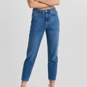 Jeans - Momjeans från Gina Tricot. Tror de hette Dagny mom jeans. Jättefina men lite för små och korta för mig. 