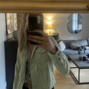 Vårjacka  - Fin vårjacka som börjar bli för liten, bra skick🥰