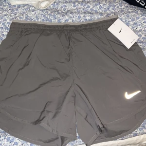 Nikes träningsshorts - Säljer dessa super snygga och bekväma träningsshorts i storlek M. Säljer pga att jag råkade ta fel storlek, så de e för stora för mig. Helt nya och aldrig använda.  Inköpspris: 300kr Säljer för: 150kr